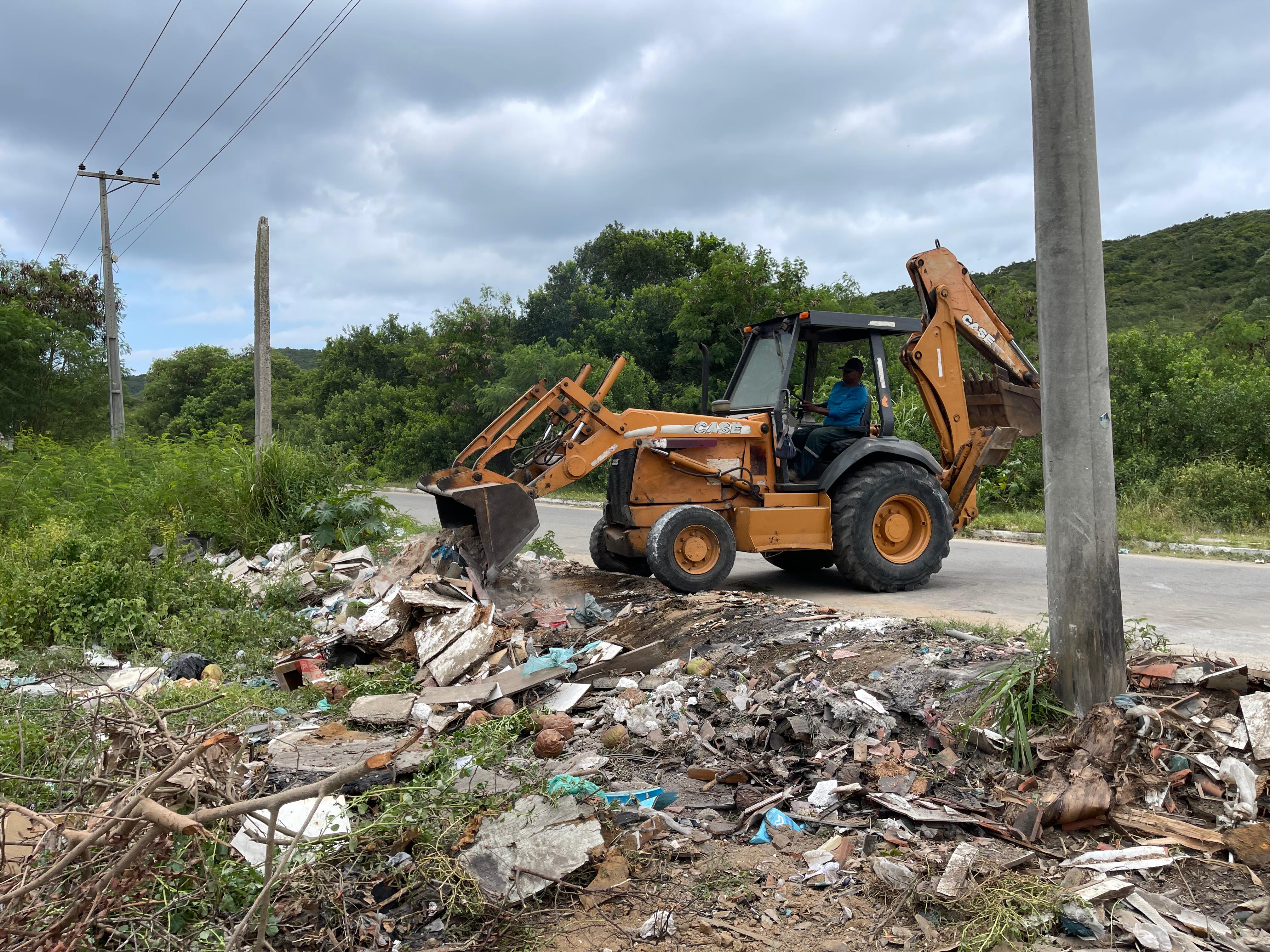 Comsercaf realiza mutirão de limpeza em pontos de descarte irregular no bairro Monte Alegre.