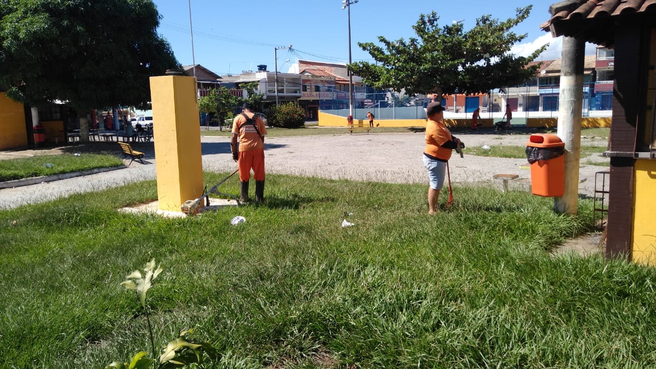 Prefeitura promove limpeza na Praça de Unamar