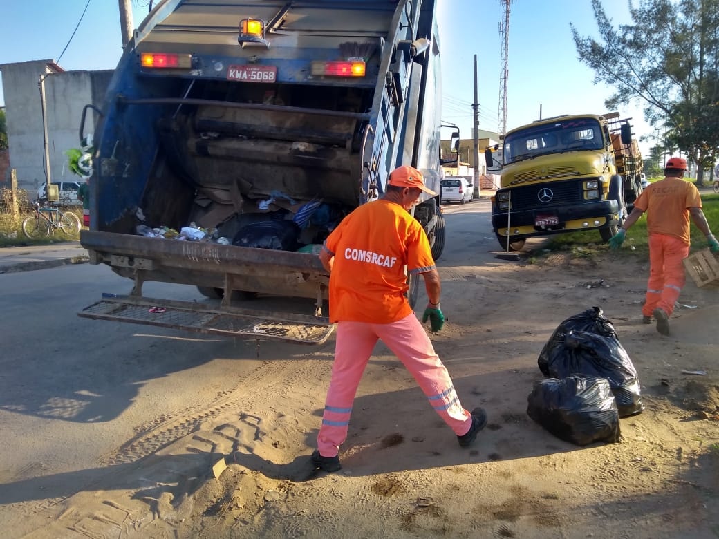 Servidores da Comsercaf realizam mutirão na Avenida da Independência, em Tamoios