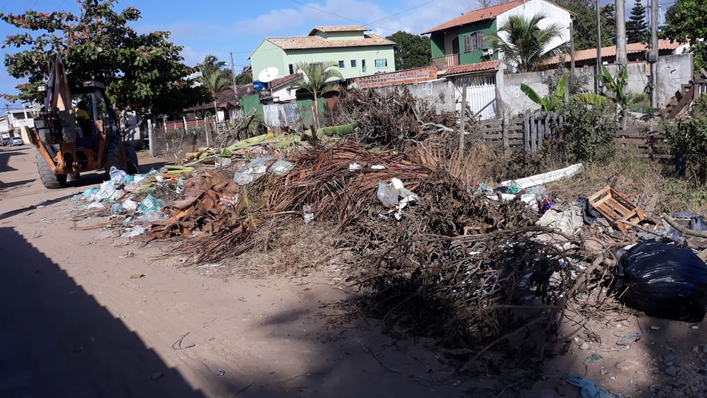 Prefeitura recolhe cerca de 11 toneladas de resíduos na Rua da Lua, em Tamoios