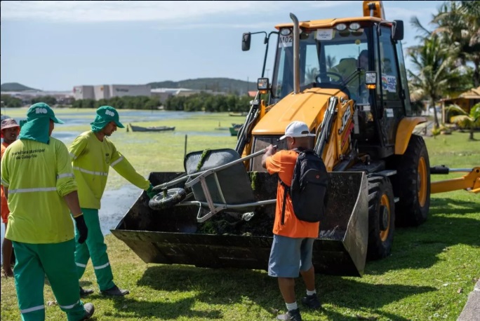 Prefeitura de Cabo Frio realiza retirada de algas mortas na Praia das Palmeiras