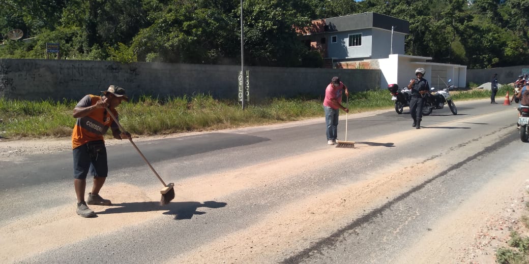 Prefeitura faz retirada de 42 toneladas de areia da Estrada do Guriri