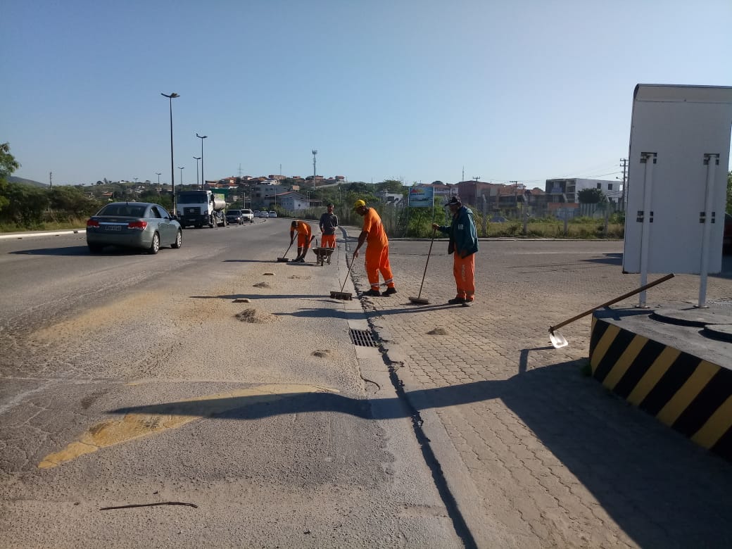 Prefeitura realiza mutirão de limpeza na avenida Wilson Mendes